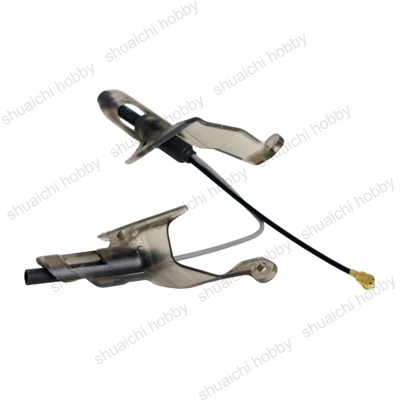 Antenne FPV 5.8G 3dBi 1-à-2 séparateur tube cuivre posée sur une surface, mettant en évidence la fente de séparation.