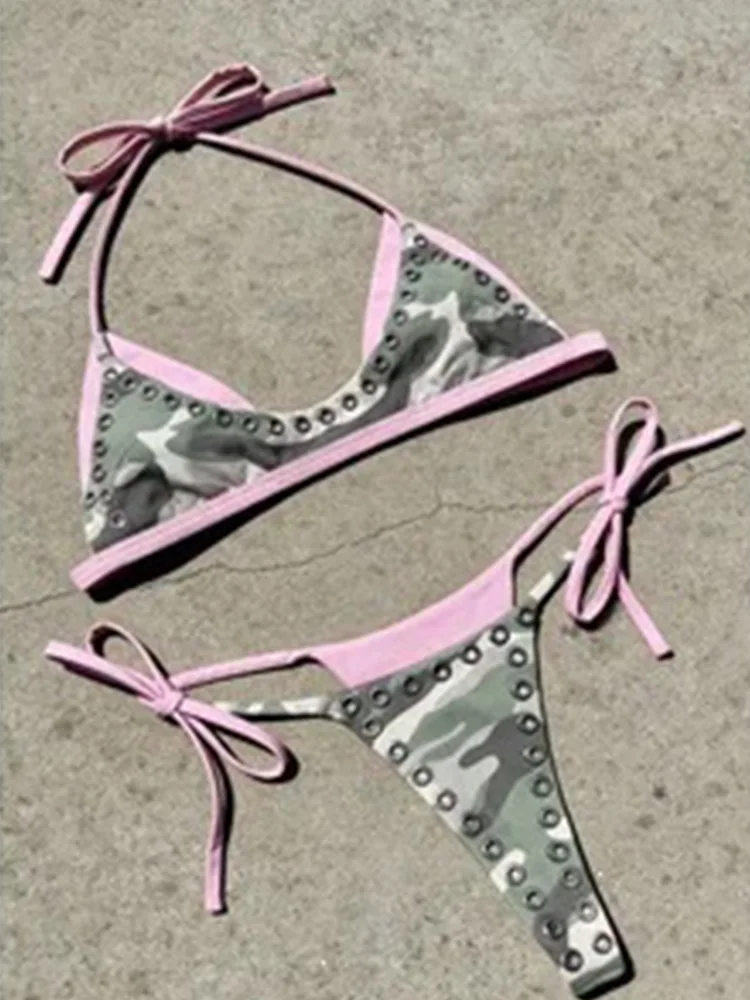 Damen-Bikini-Set mit Nieten und Camo-Pink-Besatz, Neckholder-Triangel-Oberteil, seitlich gebunden, Y2K-Edgy-Stil, Sommer-Strandparty-Badeanzug