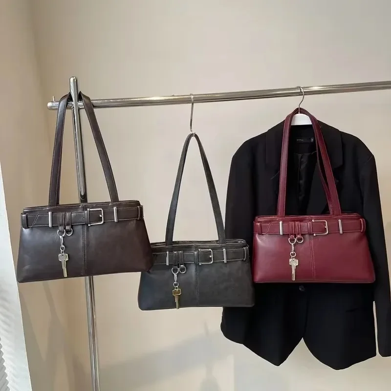 حقيبة كتف نسائية عصرية بتصميم بو مشبك صلب، مزودة ب...