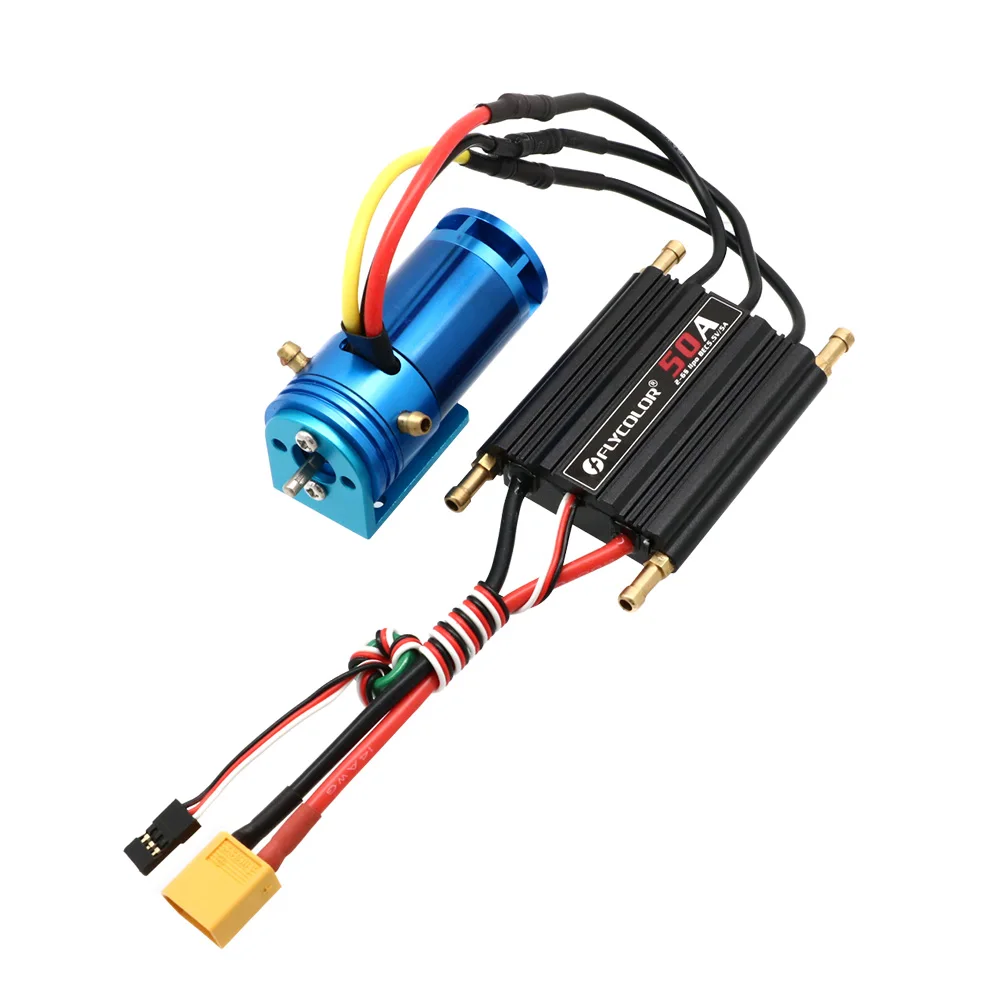 ESC 50A connecté au moteur brushless, prêt pour installation dans un bateau RC.