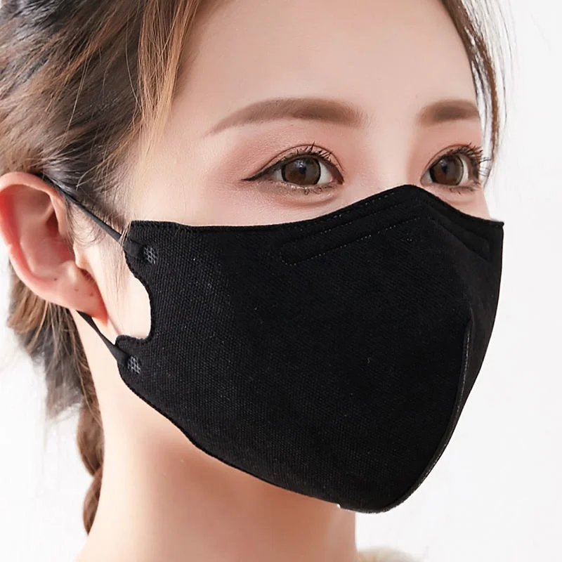 Masque réutilisable en tissu 3 couches lavable de couleur rose, porté par une personne de profil.
