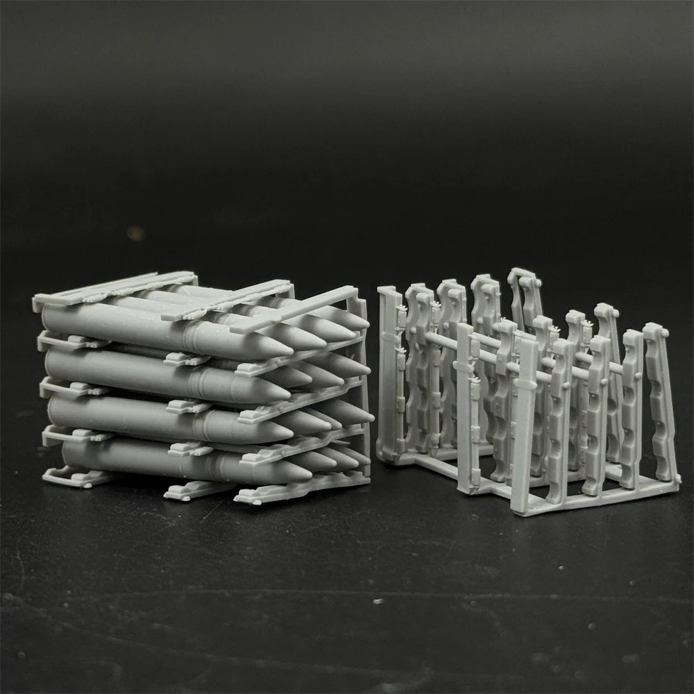 Gros plan sur les pièces de la maquette obus char Tiger 1/16 et 1/35, détails fins visibles.