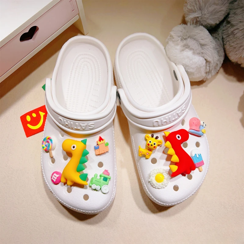 

2024 Shoe Accessories Cute Cartoon Dinosaur Detachable Buckle Shoe Flower Украшения Zapatos Sandalias De Pvc Pines Metálicos