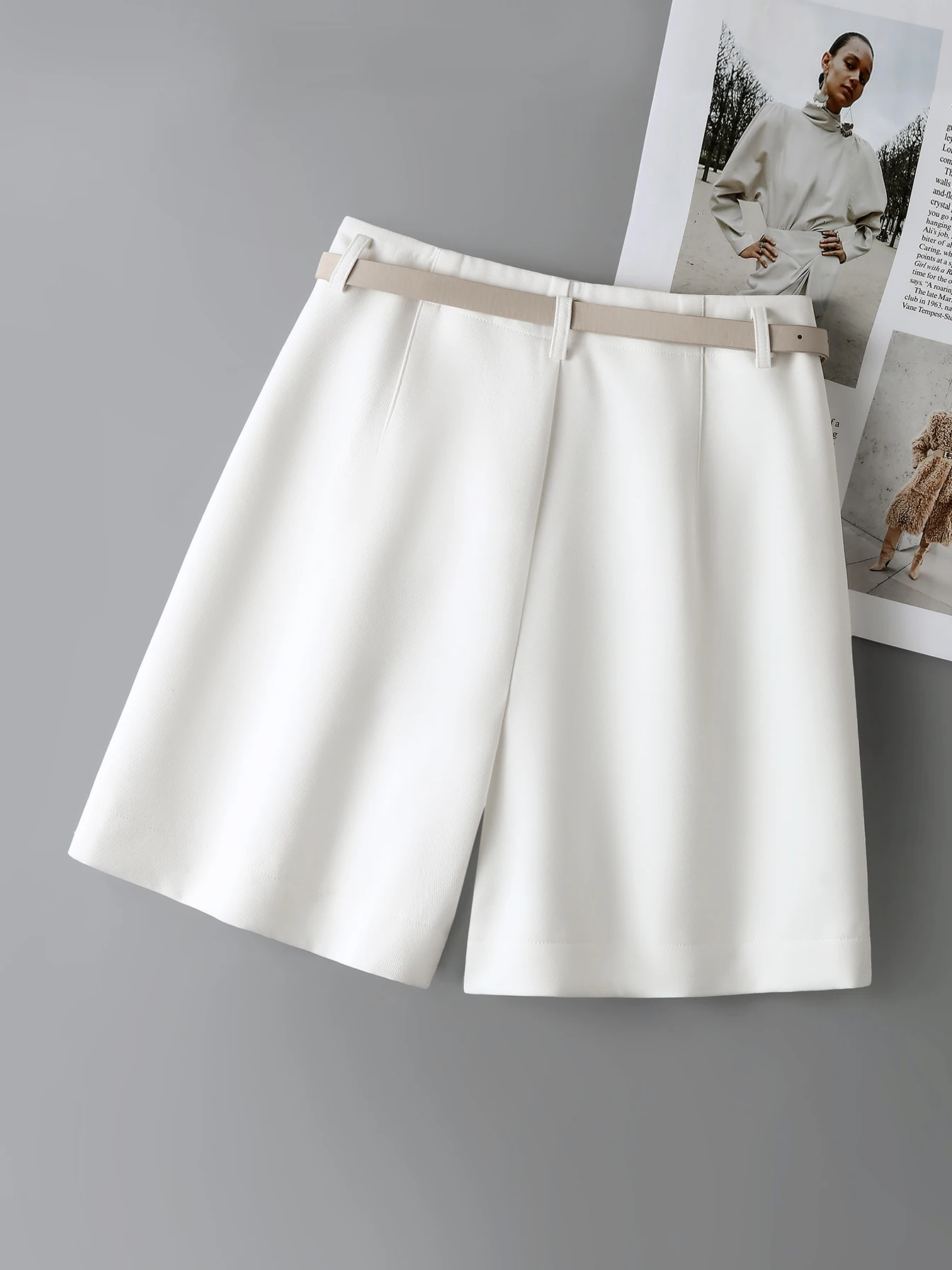 Spring And Summer Women's Casual Shorts 2024 New Minimalist Split Design Casual Trousers Office Lady Shorts With Belt