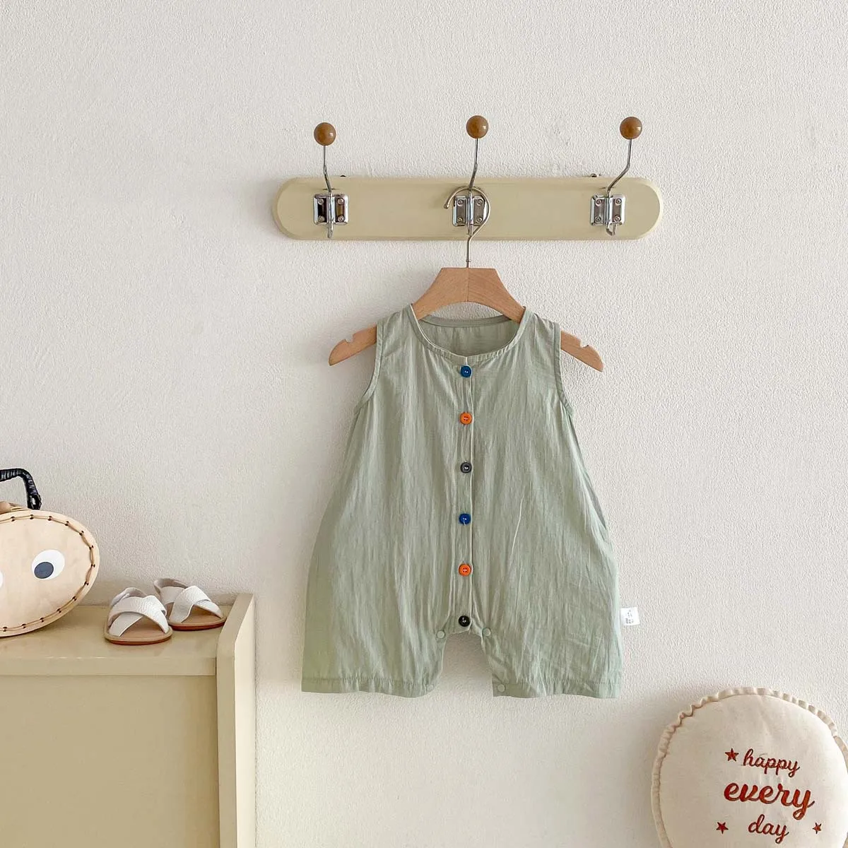 2026 Sommer 0-2J Koreanischer Stil Babykleidung Einfarbiger Strampler mit Farbigen Knöpfen Reiner Baumwoll-Jumpsuit – Detail 4