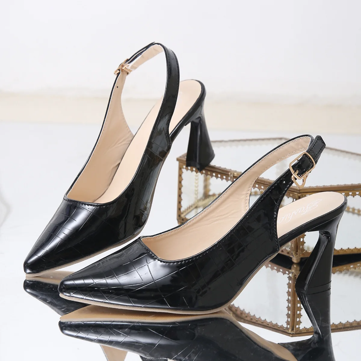 

2024 Spring Pointed Back Hollow Baotou Professional Shoes European and American One line Buckle High Heel Women's Sandals