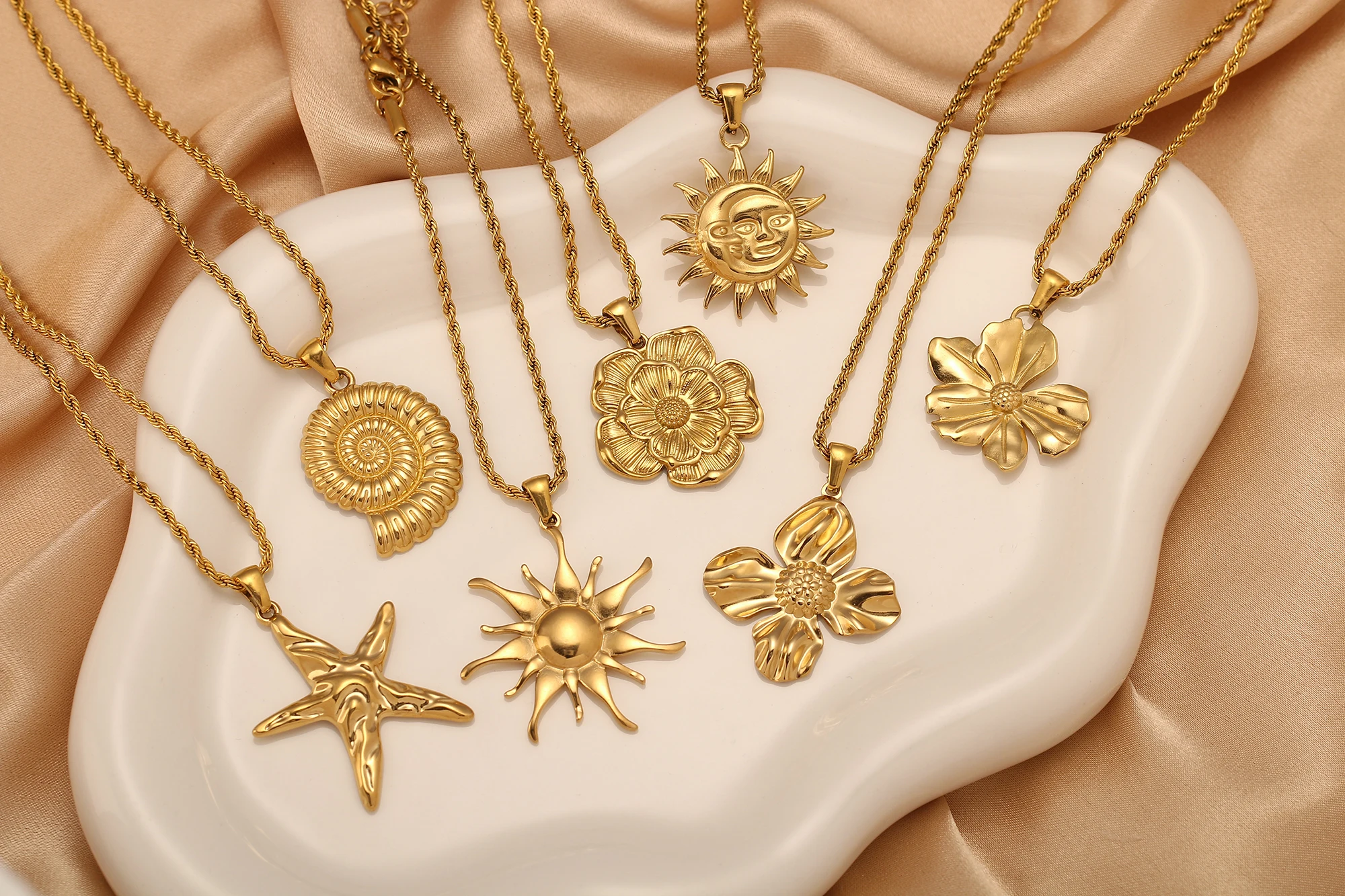 DOOYIO Halskette mit Seestern/Blume/Sonne/Muschel-Anhänger, 18 Karat Gold, PVD-beschichteter Edelstahl, gedrehte Ketten für Damen, Halsketten, Schmuck, Neu – Detail 1