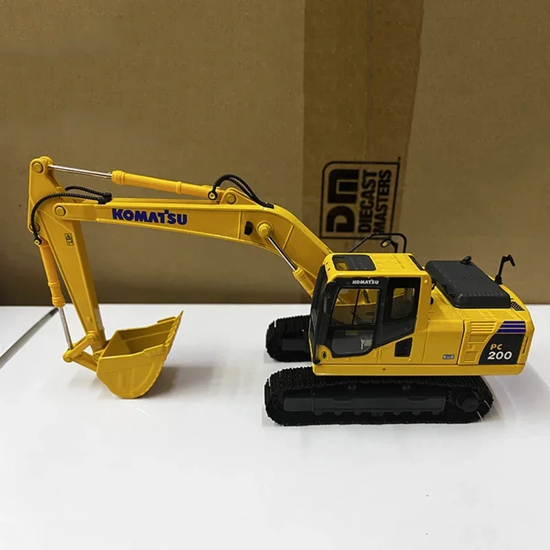 1:43 escala 2021 komatsu PC200-8M0 escavadeira simulação liga