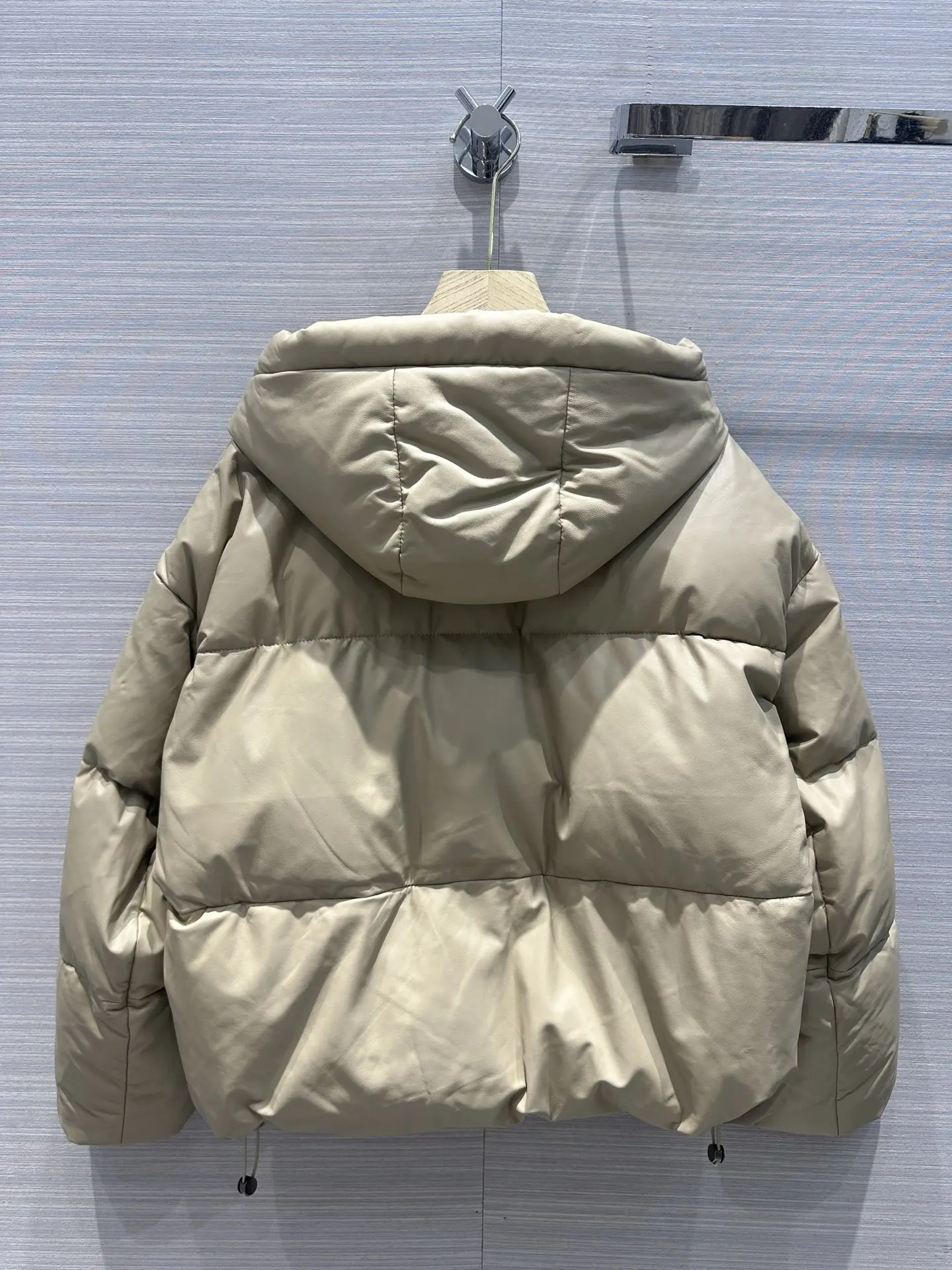 Рисунок 4 - Кожаный пуховик с капюшоном модная