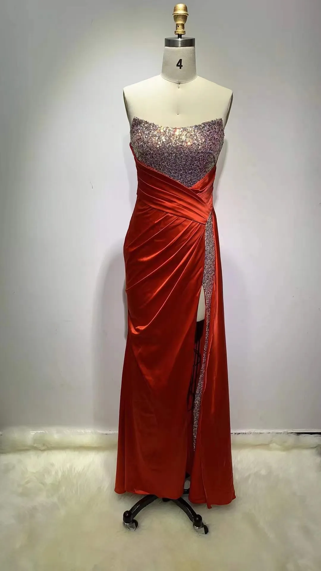 Рисунок 2 - Женское вечернее платье с разрезом и блестками