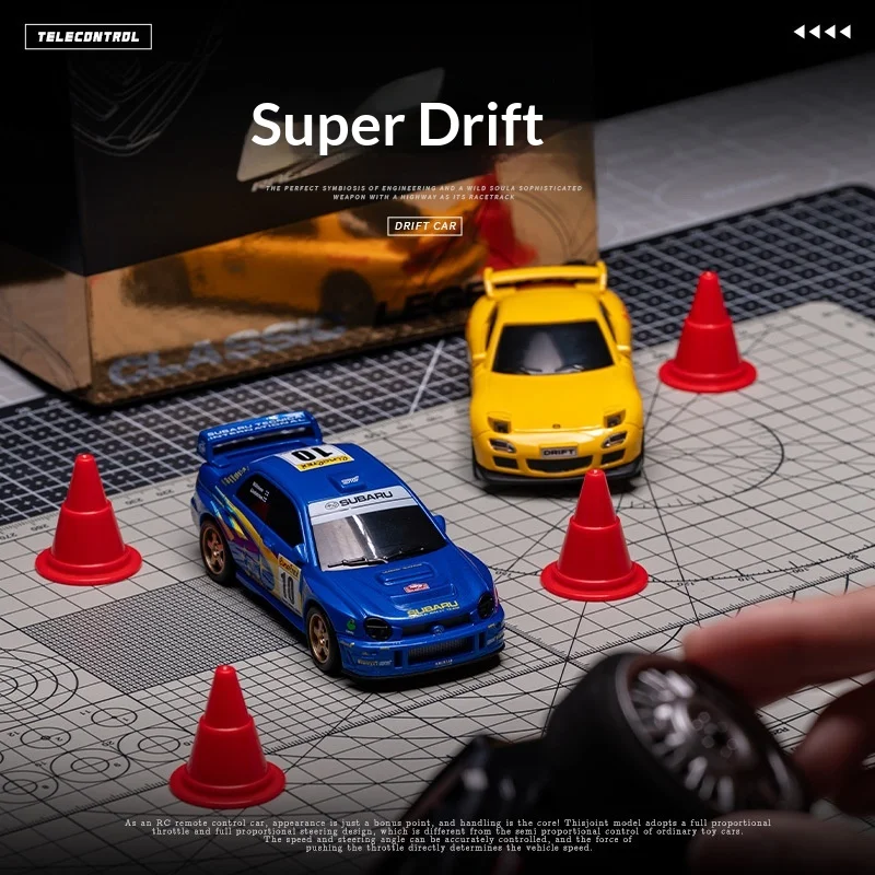 Pack détaillé de la Mini Drift RC 1/43 4WD avec télécommande, batterie et cône de drift