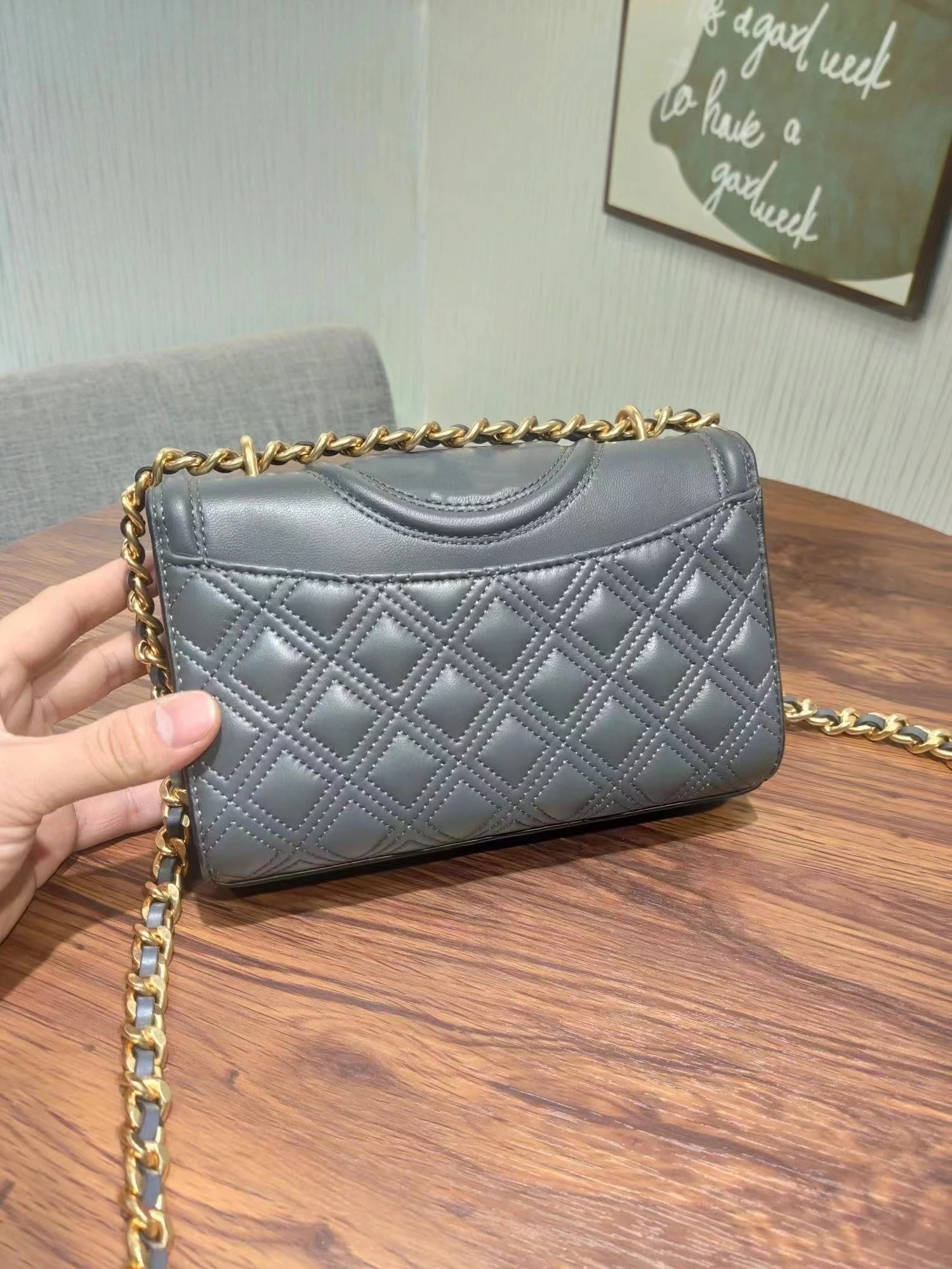 

Зимняя Современная Классическая дизайнерская простая и элегантная сумка через плечо с цепочкой