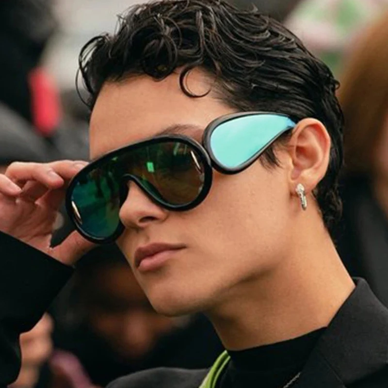 New Fashion Personality Hip Hop Cool Cyberpunk Sunglasses with Large Frame UV400 Anti UV Eyeglasses Oculos De Sol Feminino