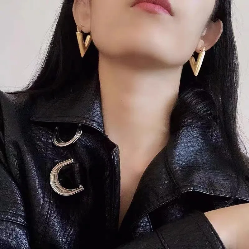 럭셔리 브랜드 디자이너 레터 V 후프 귀걸이, 심플한 힙합 파티 소녀 쥬얼리, 골든 스테인레스 스틸 빈티지