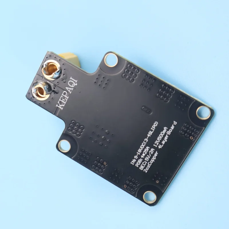 Carte de distribution d'alimentation pour drone FPV avec deux sorties BEC 5V et 12V, câbles et connecteurs visibles.