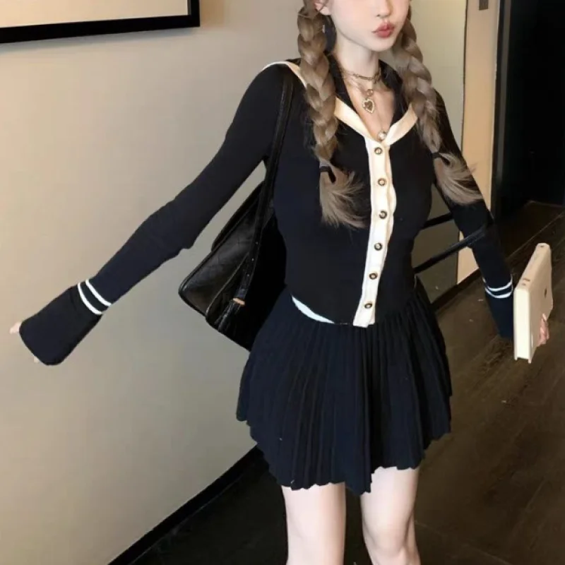 

Корейский модный вязаный костюм для офиса для женщин, осень 2024, Повседневный свитер на пуговицах, топы, облегающая мини-юбка Y2k, искусственная кожа, элегантный комплект из 2 предметов, шикарный