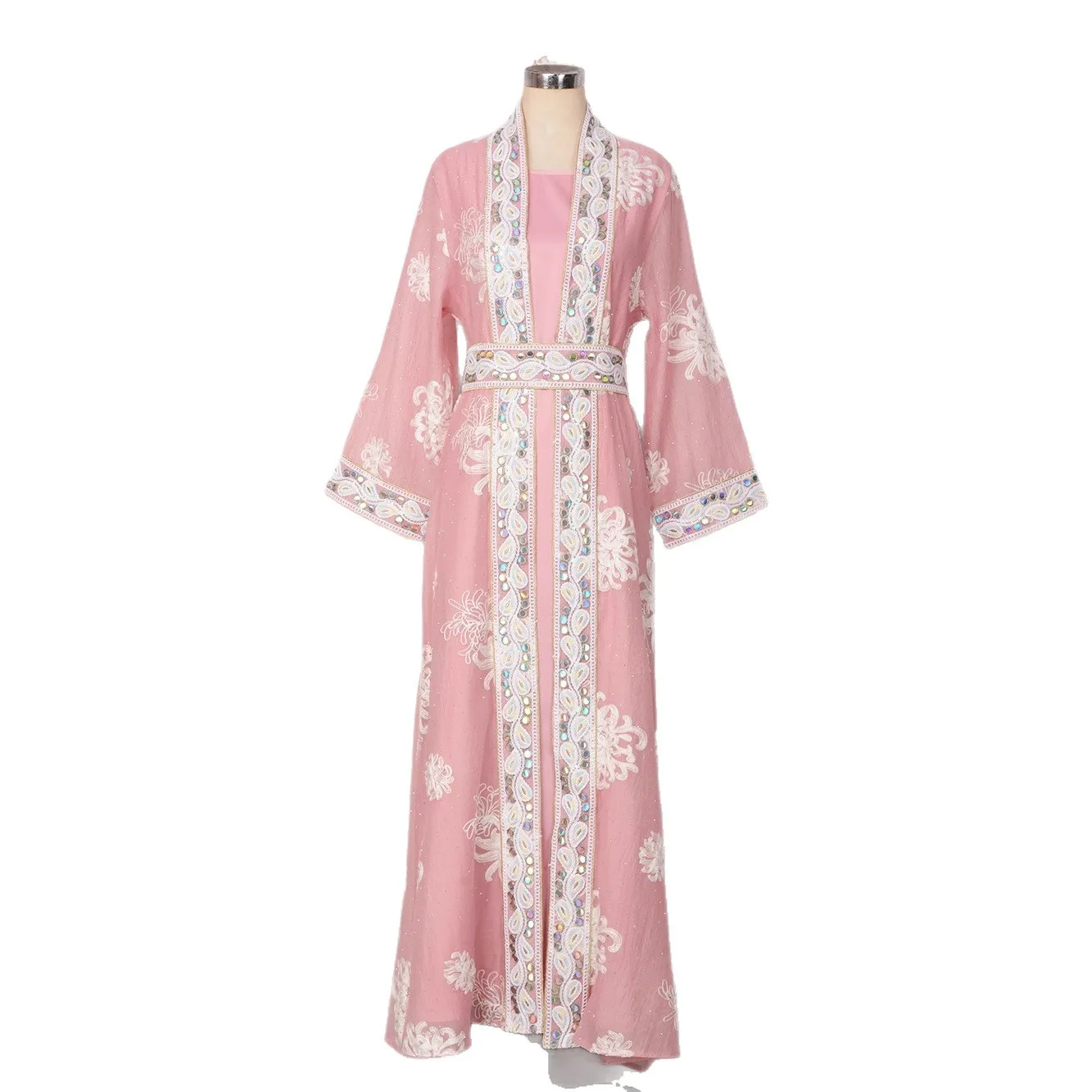 جلابية طويلة بتفاصيل مطرزة وحزام أنيق