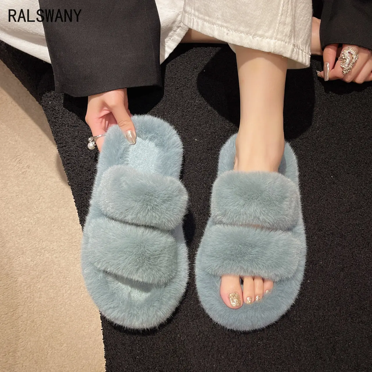 

2023 New Comfortable and Warm Indoor Slippers Fashion Women Shoes Velvet Flat Bottom Luxe Ladies Slipper