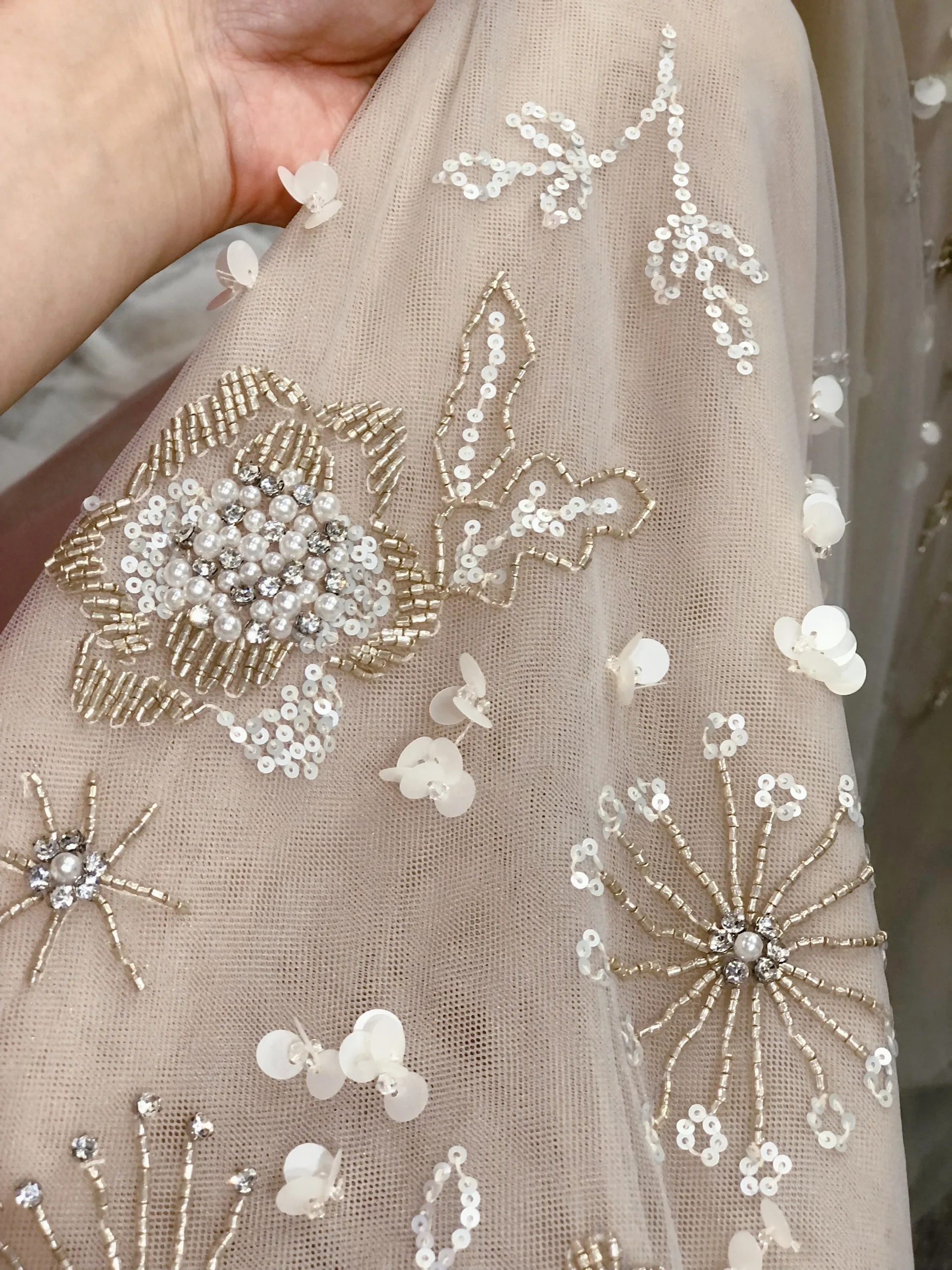 Рисунок 4 - Вечернее платье цвета шампанского