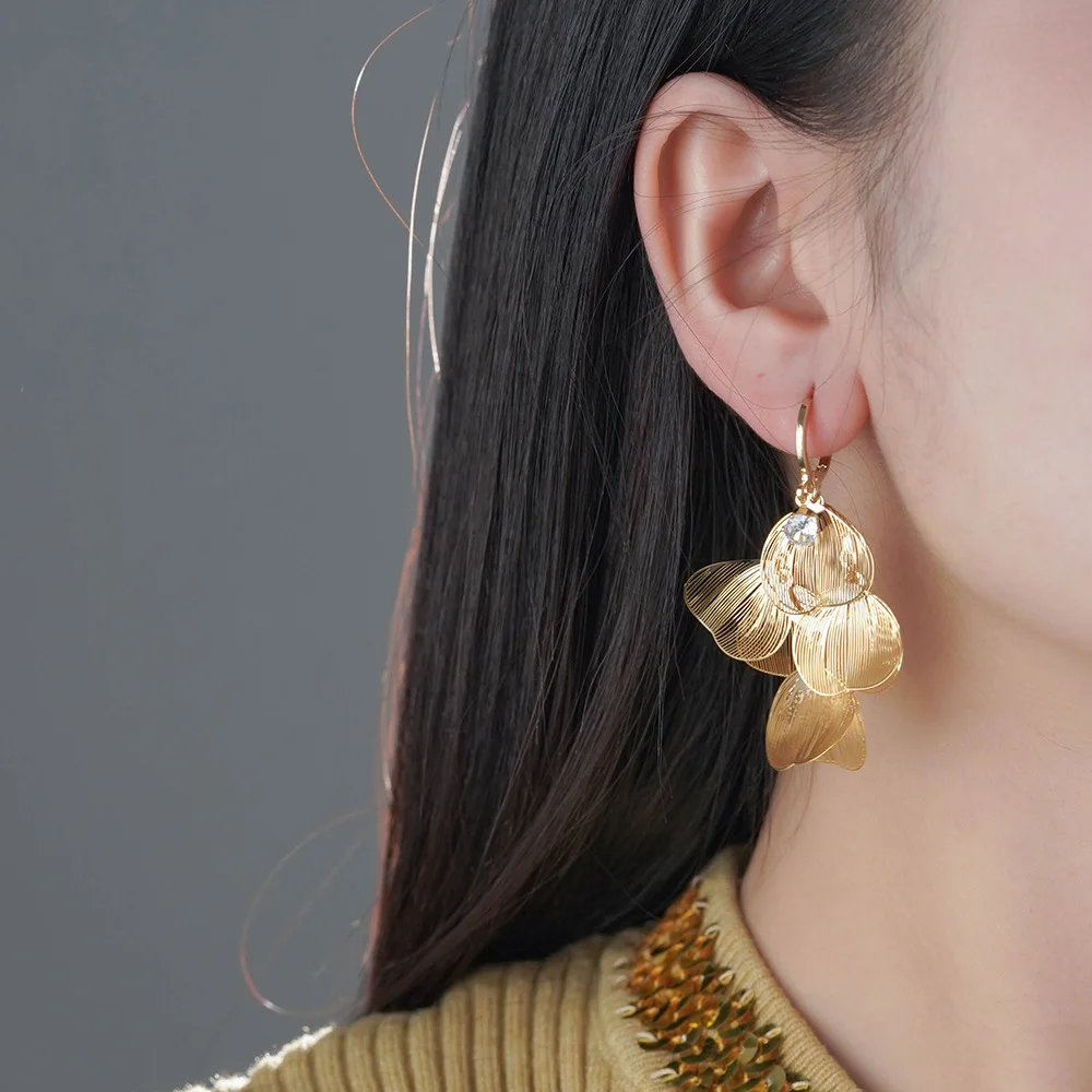 Fashionable Petal Ear Cuffs for Women Elegant Unique Drop Earrings Sweet Fairy Atmosphere Luxury Feelings Versatile Jewelry