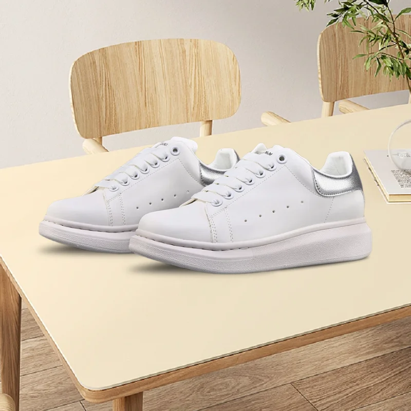 The new fashionable white leather sports shoes are stylish, novel and versatile. They are simple yet retain the sporty style.