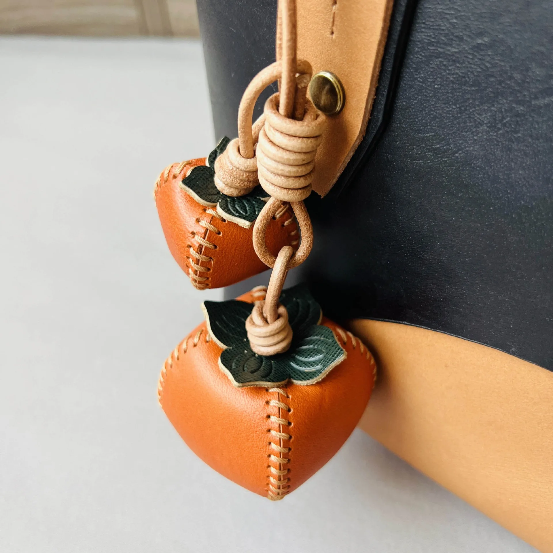 Echte, handgefertigte Anhänger, geeignet für Taschen, Handtaschen und Rucksäcke; niedliche Leder-Taschenanhänger mit Fruchtmotiven als Schlüsselanhänger._voghion.com