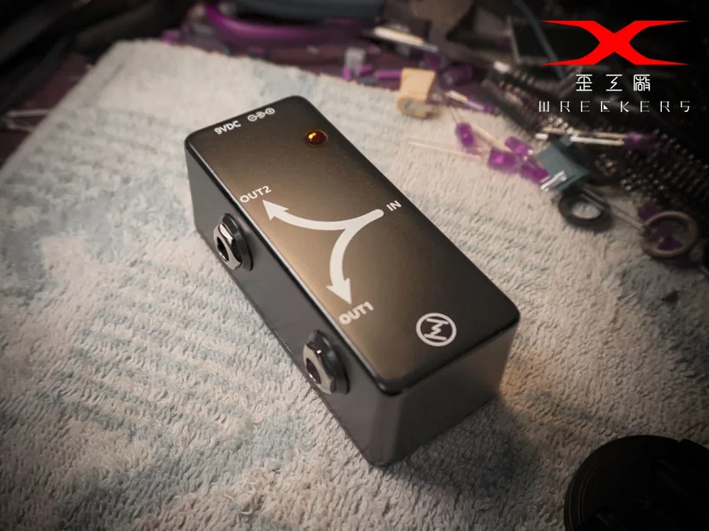 

One in Two out Buffer Multi-Function Cable Seperater Electric Guitar Bass Effector