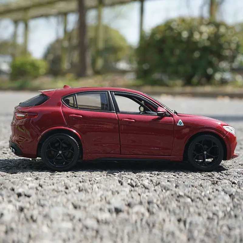 Bburago 1:24 Alfa Romeo Stelvio SUV Alloy Car Model Diecast