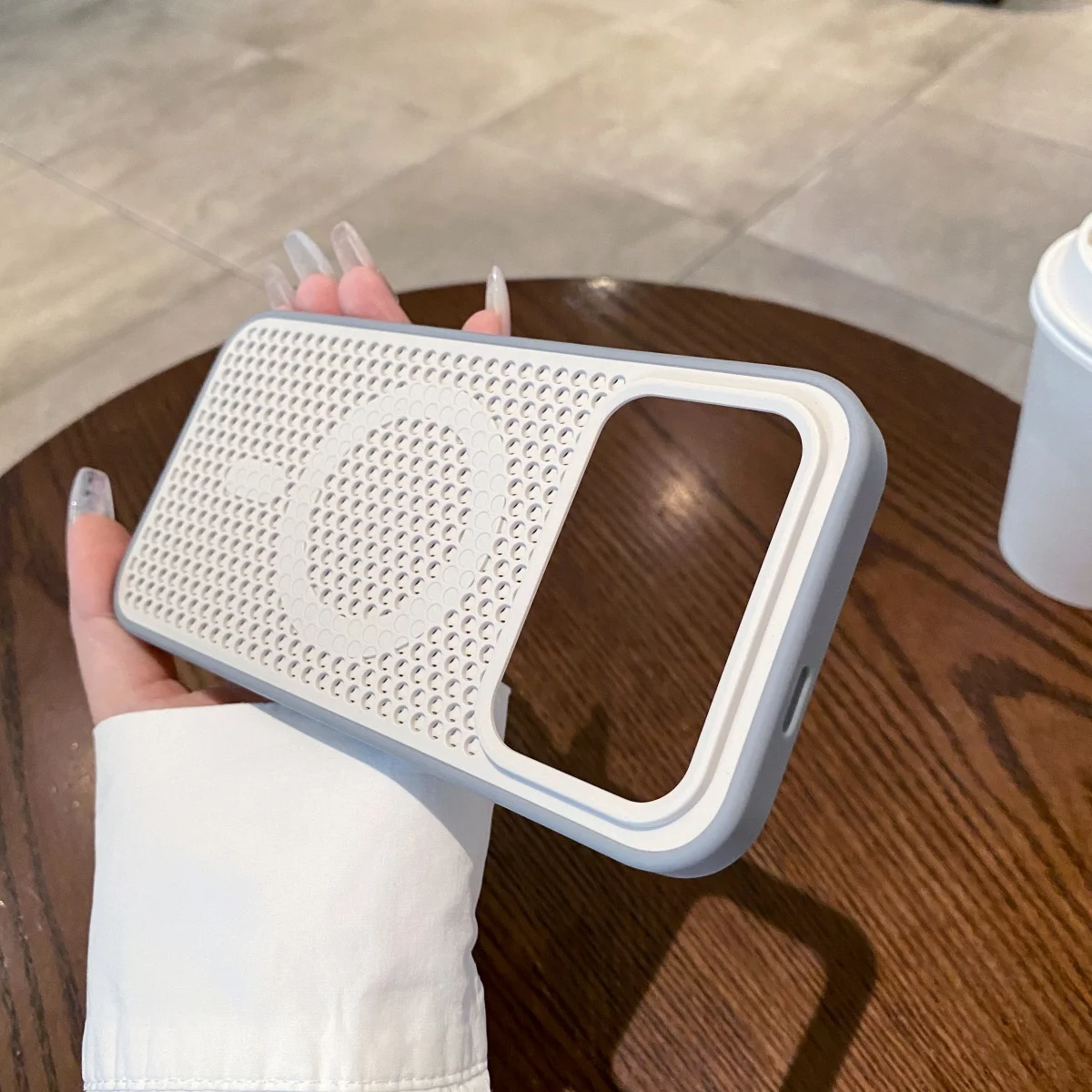 Dual-Tone Breathable Mesh Cooling Phone Case with Magnetic Compatibility