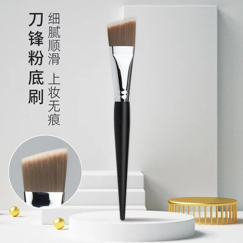 M29 Flat Head Angled Foundation Brush - Image 4