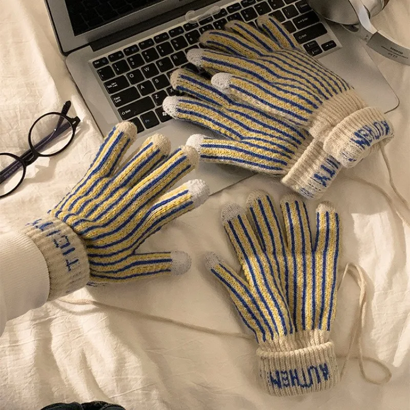 Winter Velvet Thickened Student Cycling Anti Cold Retro Striped Knitted Yarn Women's Gloves  Convenient  and  Practical