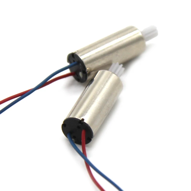Moteur sans noyau 716 3.7V 40000 tr/min posé à côté d'une pièce de monnaie pour l'échelle.