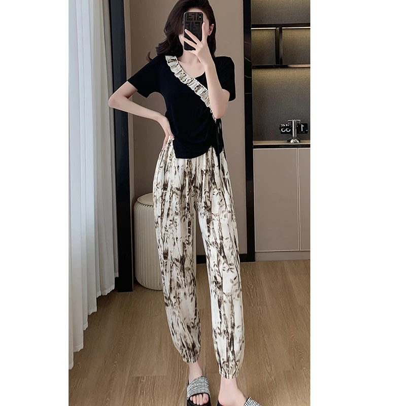 

Летний комплект из двух предметов для женщин, трикотажный черный топ с V-образным вырезом и оборками и брюки с цветочным принтом, Женские винтажные подходящие костюмы больших размеров