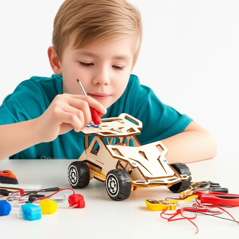 Ahşap araba seti parçalarını monte eden çocuk