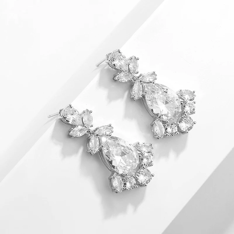 Boucles D'oreilles Longues Grises – Cristaux Et Zircon – Plaqué Or Blanc 18K – TBT Gioielli