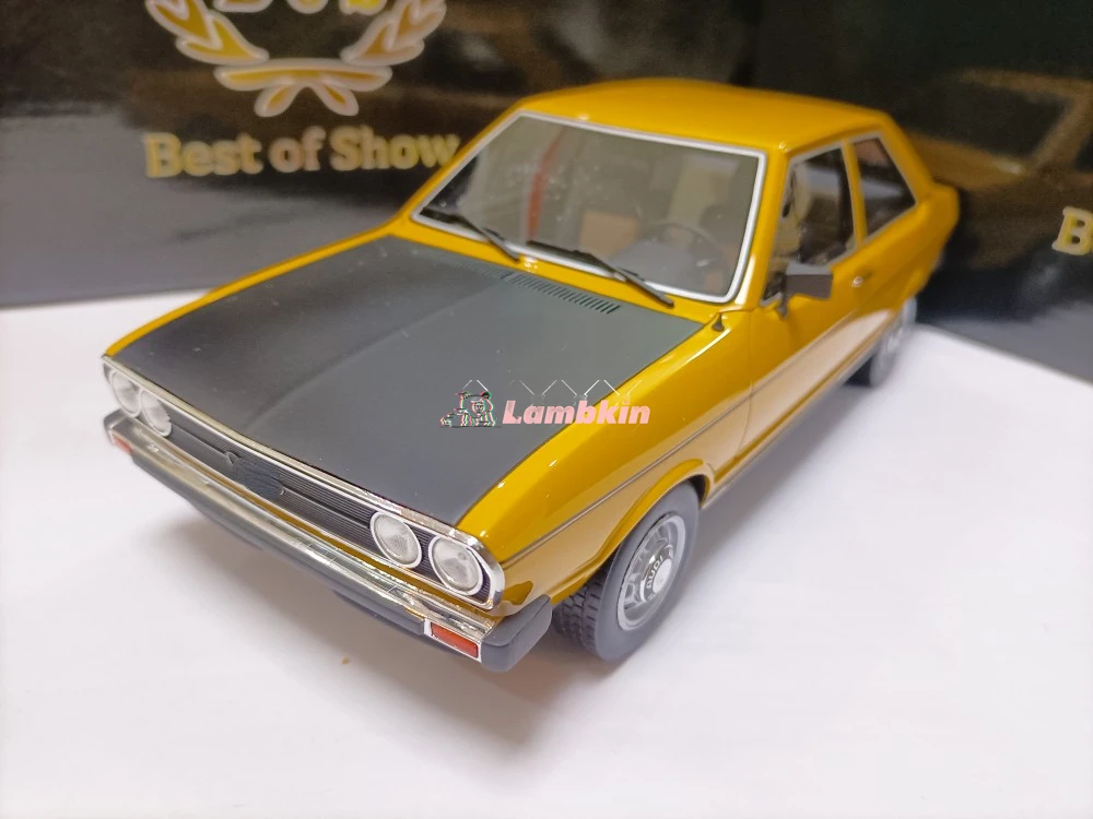 

Маленькая модифицированная модель седана оранжевого и черного цвета Bos 1/18 для Audi80 B1 GTE 1976