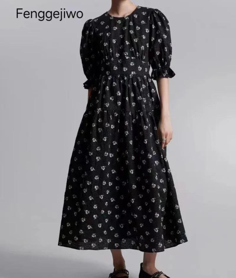 

Fenggejiwo's new French style bubble sleeve mid length floral dress in early spring features a loose silhouette and bubble