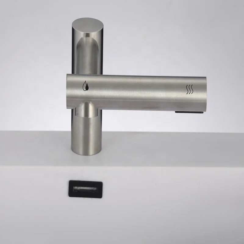 Distributeur gel hydroalcoolique installé dans un couloir, mains sous le robinet.
