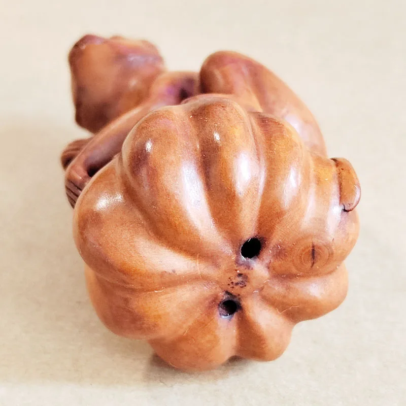 손으로 새긴 회양목 Netsuke: 호박 위의 원숭이, Q4781 - 2 인치