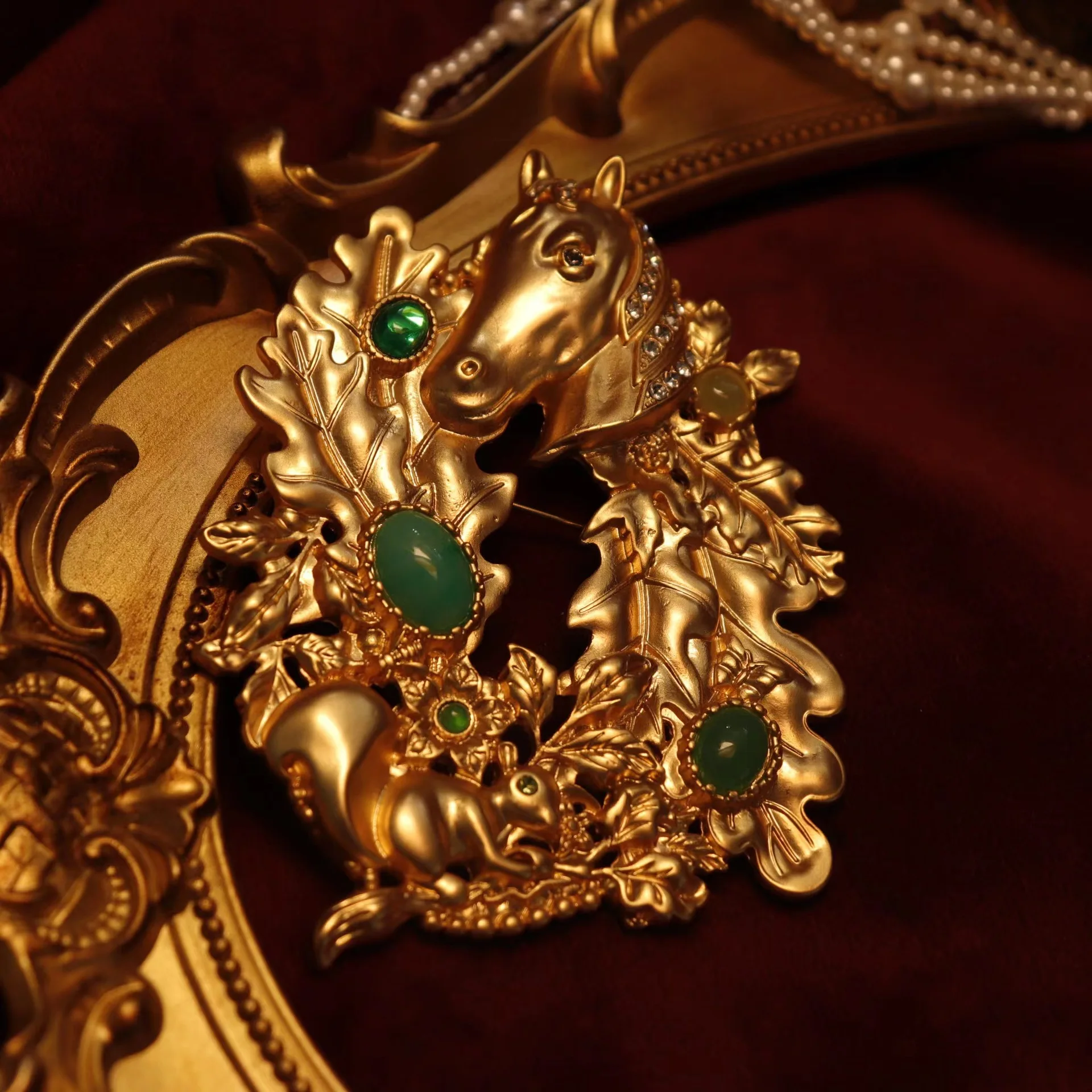 

European and American heavy industry gold flower animal inlaid glass brooch