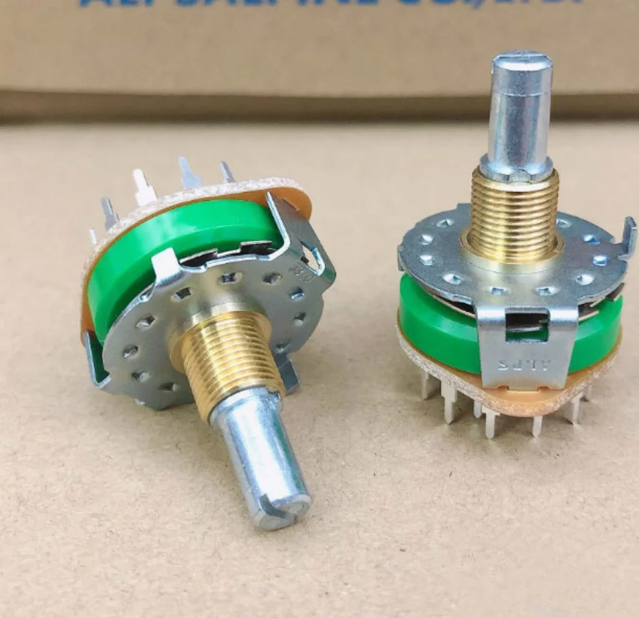 

Усилитель, переключение сигнала, Φ 3 полюса, 4 переключателя переключения передач