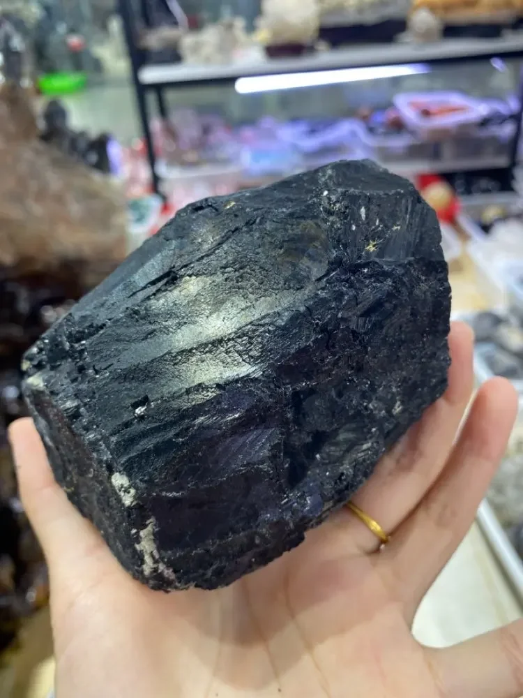 Natürliches schwarzes Turmalin erz, rauer Roh stein aus Quarz kristall erz, mineralischer Reiki-Heils tein – Detail 3