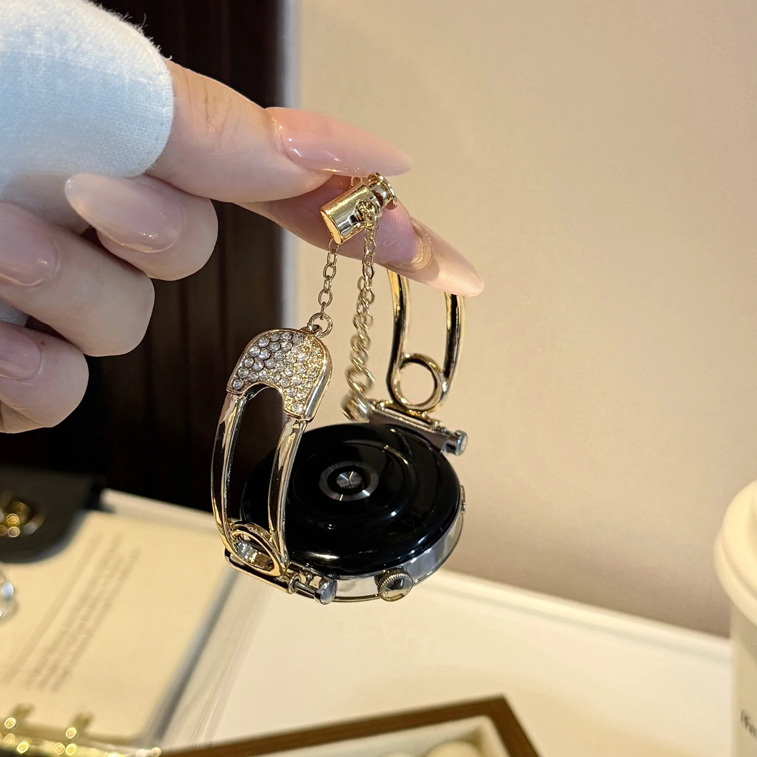 Elegant Universal Strap with Inlaid Diamonds - Fashion Design