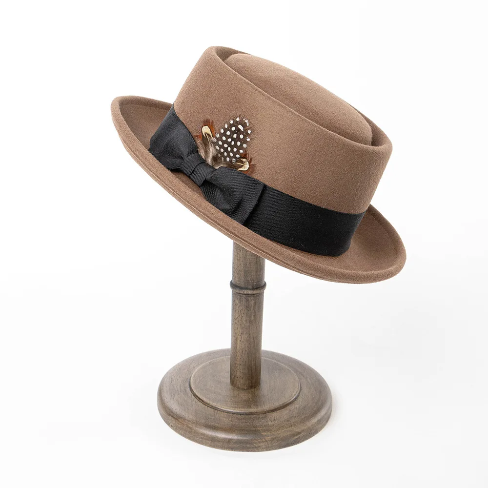 Damen-Mütze aus 100 % Wolle, Pork Pie, Fedora-Kappen, Boater-Hüte, Frühling, Herbst, Winter, warme Wolle, flache Oberseite, britischer Filzhut, Feder-Bowknot – Detail 22