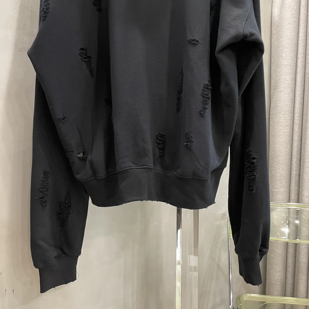 Рисунок 4 - Короткий свитер с капюшоном и длинными рукавами