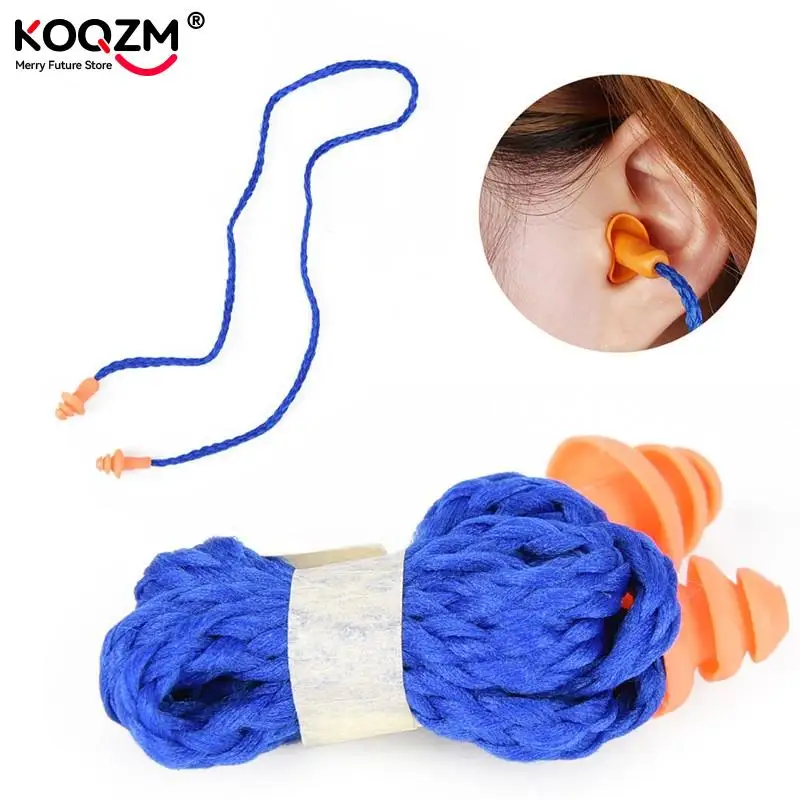 Gros plan sur un bouchon d'oreille en silicone souple avec cordon, idéal pour la protection auditive.