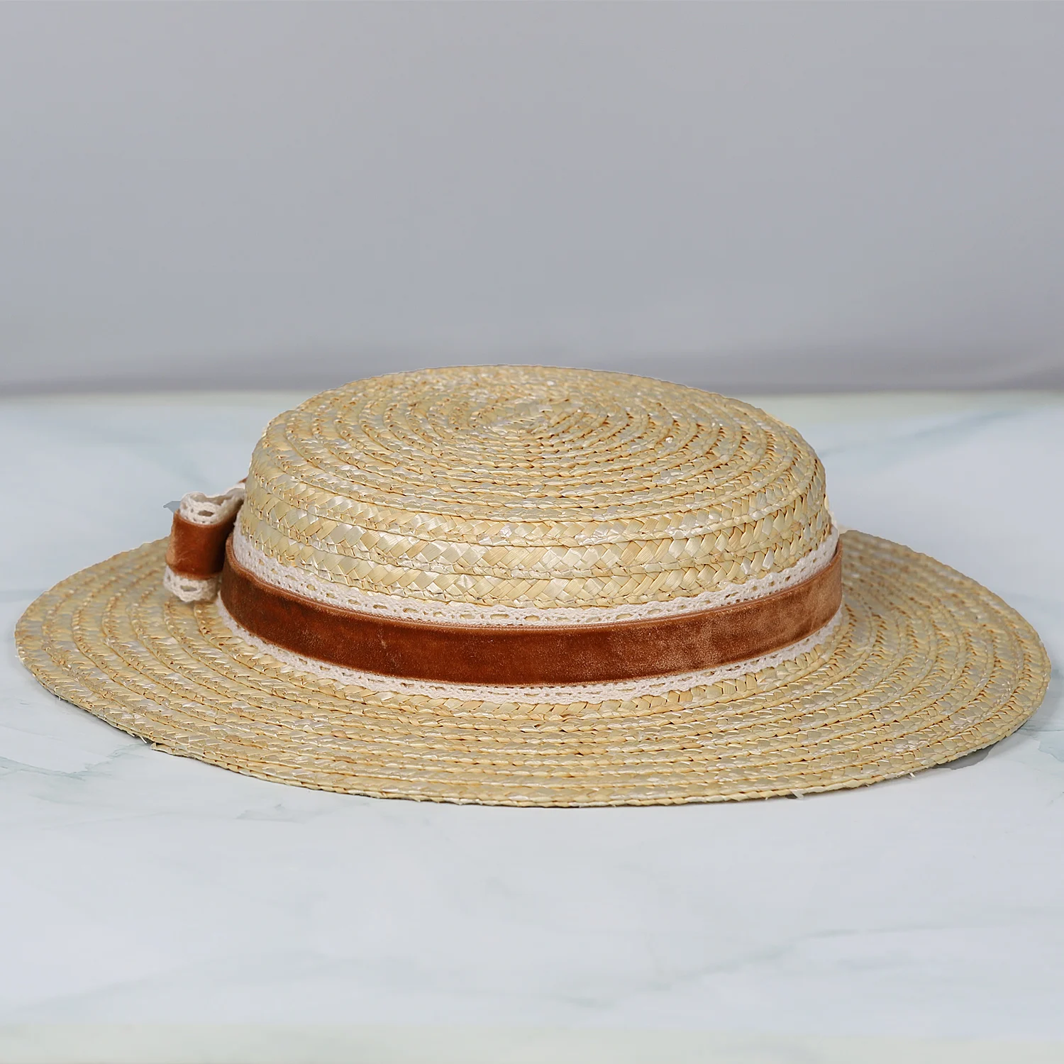 FS 2024 Strohhut mit flachem Oberteil und Samt und Häkelband, Schleife, Fascinator-Hüte für Damen, kurze Krempe, Cocktail-Teeparty-Kappe – Detail 13