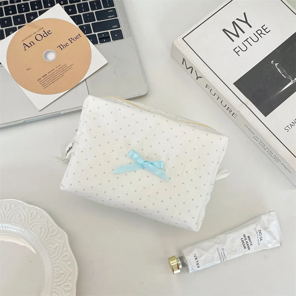 Borsa per il Trucco a Pois con Fiocco, Organizer Cosmetico Grande Capacità Colore Macaron, Pochette Portatile per Skincare e Viaggi - immagine 6