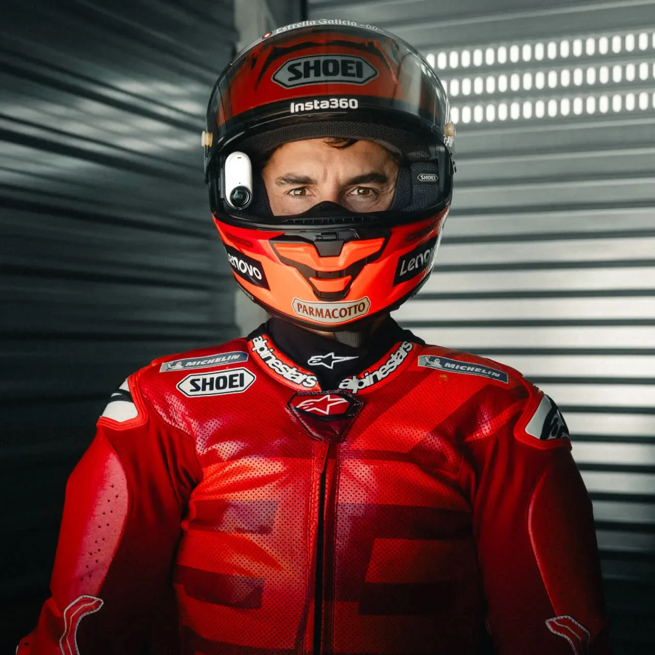 Motard équipé du support casque Insta360 GO 3S/GO 3, capturant des images POV mains libres avec réduction du bruit du vent.