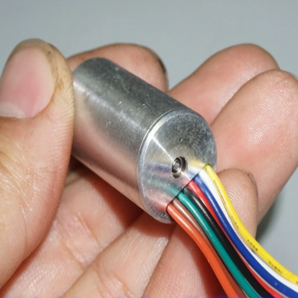 Micro moteur sans balais 1632 Hall BLDC posé sur une surface, illustrant sa taille compacte de 16mm.